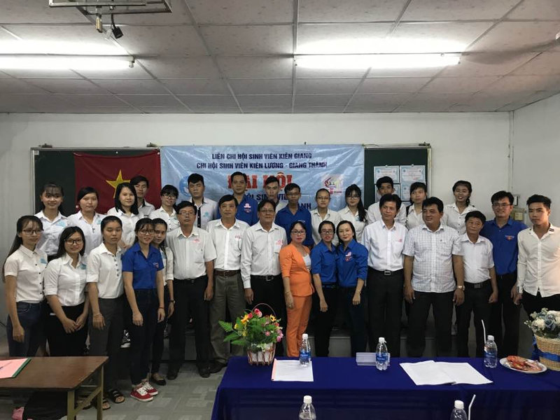 Liên chi hội sinh viên Giang Thành- Kiên lương chụp ảnh lưu niệm cùng Đoàn đại biểu dự đại hội.jpg